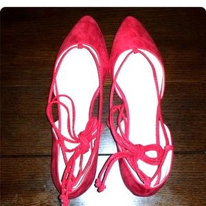 Ballet flats // pointy toe // red lace ups